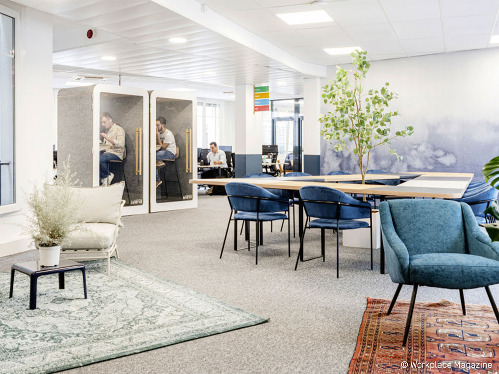 Deux cabines insonorisées dans un bureau open space 