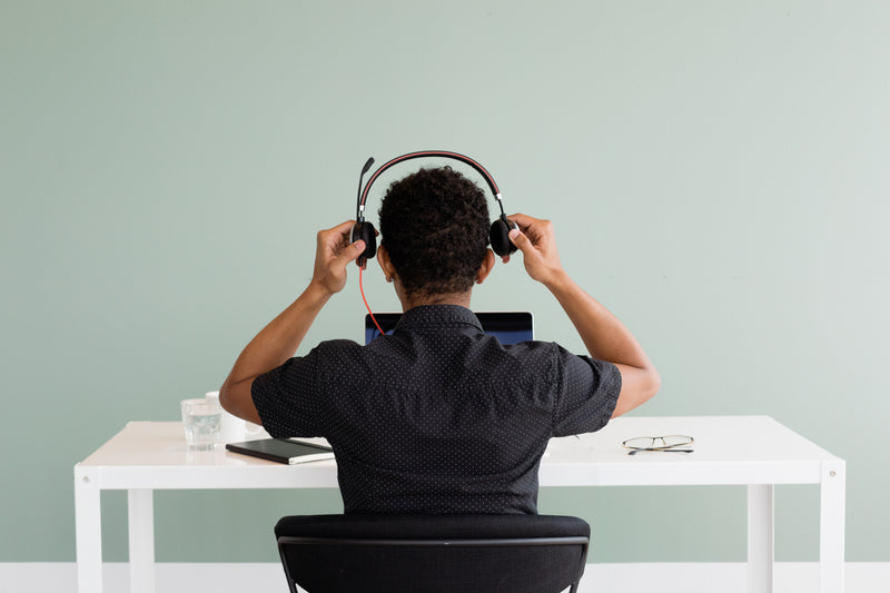 Commercial qui porte un casque pour ces calls