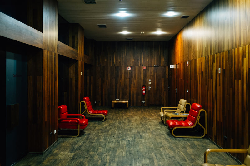 Espace de bureau en bois aménagé 